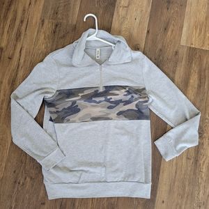 Grecerelle gray/camo pullover size Medium
